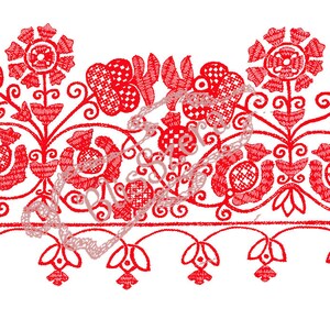 以下が含まれることがあります： 白い背景に赤い花の刺繍デザイン。 デザインは、様式化された花、葉、スクロールするつるを特徴としています。 刺繍は、下端に沿った繰り返しのパターンで詳細に表示されます。