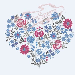 Può includere: Un disegno a forma di cuore con un motivo floreale con fiori blu, rossi e rosa. I fiori sono disposti in modo simmetrico e sono circondati da foglie verdi.