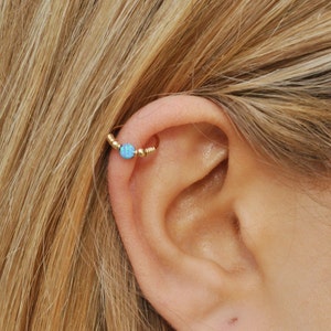 Dunne helixoorbel - kraakbeenoorbel - traguspiercing - turkoois piercing - geboortesteen december - extra dunne kleine hoepel
