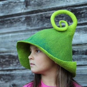 Playful green sauna hat whit a curly tail, felted hat unisex, gift for birthday, Christmas gift, overheating protection