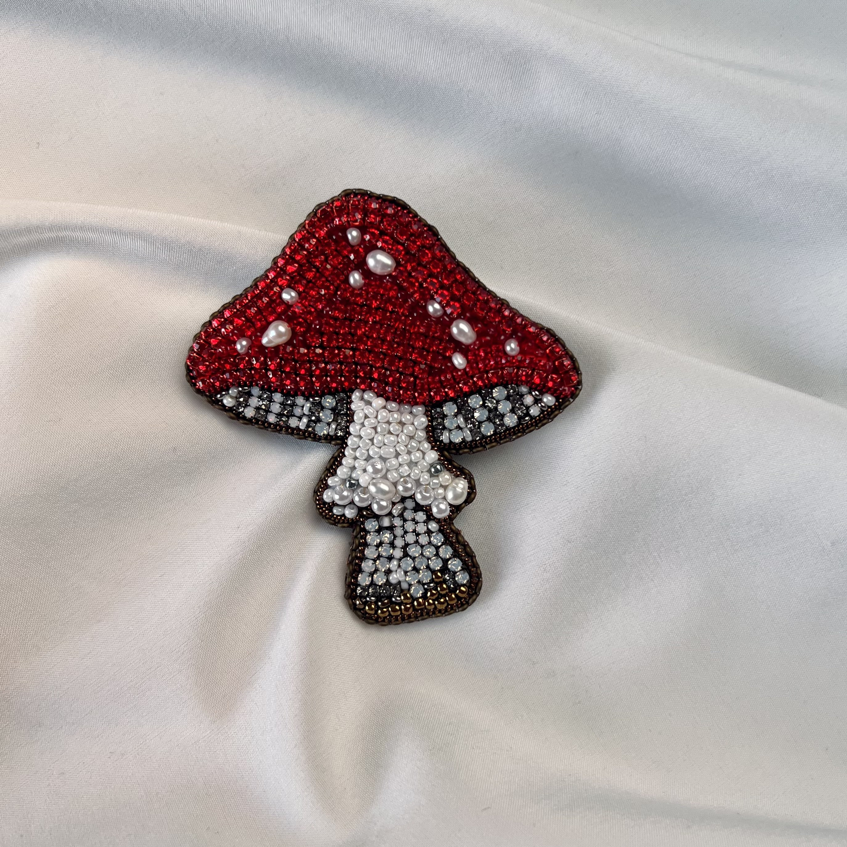 Broche Champignons Alpha – Métal Doré Et Cristaux, Avec Pochette Griffée, Occasion Très Bon état