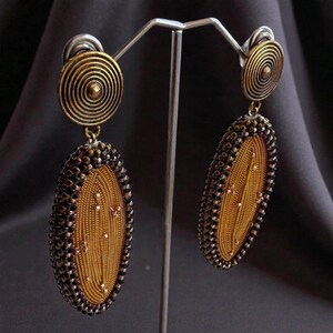 Pendientes colgantes bordados con cuentas doradas: Joyería artesanal para eventos