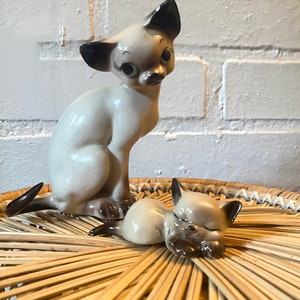 Rare 1960s Freeman Mcfarlin Handpainted Anthropomorphic Siamese Cat With Blue Eyes And Sleeping Kitten Vintage Figurines