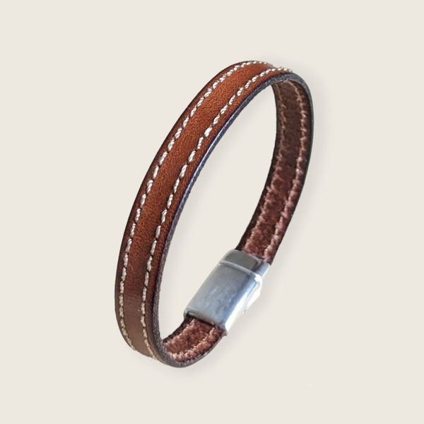 Bracelet homme en cuir marron avec couture, idéal pour lui