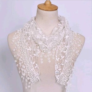 Lace triangle scarf - White