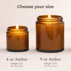 Może przedstawiać: Dwie świece w bursztynowych szklanych słoikach z zapalonymi knotami. Mniejsza świeca oznaczona jest jako 4 oz Amber, ma 6,35 cm wysokości i 20+ godzin palenia. Większa to 9 oz Amber, 9,53 cm wysokości i 50+ godzin palenia. Napis: Choose your size.