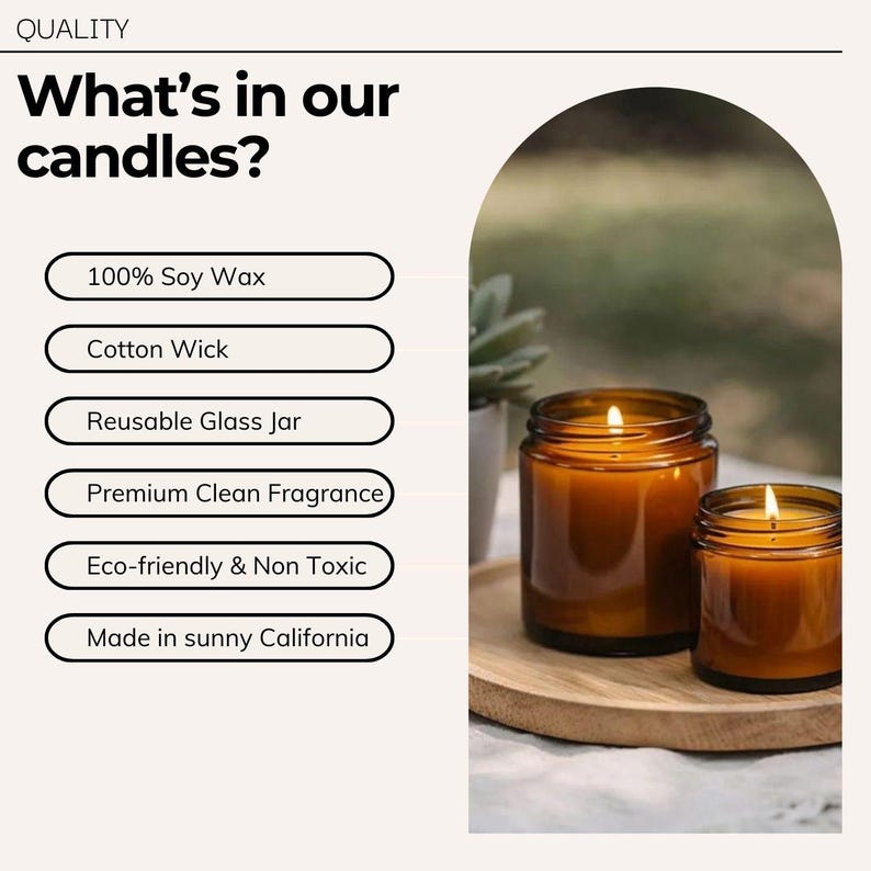 Może przedstawiać: Dwie świece w bursztynowych szklanych słoikach z zapalonymi bawełnianymi knotami na drewnianej tacy. Tekst brzmi: QUALITY, What's in our candles?, 100% Soy Wax, Cotton Wick, Reusable Glass Jar, Premium Clean Fragrance, Eco-friendly & Non Toxic, Made in sunny California.