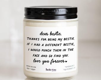 Może przedstawiać: Przezroczysty szklany słoik na świecę z czarną pokrywką i białym woskiem. Biała etykieta zawiera czarny tekst: dear bestie, THANKS FOR BEING MY BESTIE. IF I HAD A DIFFERENT BESTIE, I WOULD PUNCH THEM IN THE FACE AND GO FIND YOU. love you forever.
