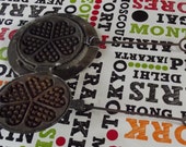 Ancien Fer à Gaufre circulaire petit coeur vintage cuisinière barbecue Old Circular Waffle Iron Small Heart Vintage Cast Iron Cooker BBQ