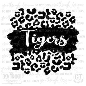 Op de afbeelding: Zwart-wit luipaardprint ontwerp met het woord "Tigers" in witte tekst op een zwarte achtergrond.