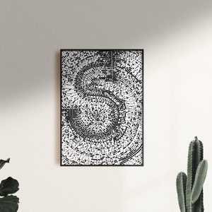 Könnte beinhalten: Gerahmter schwarz-weißer Kunstdruck mit abstraktem Motiv. Das Kunstwerk zeigt einen großen Buchstaben „S“, der aus kleinen, geometrischen Formen in einer Spirale gebildet wird. Das Design ist modern und minimalistisch, geeignet für die Inneneinrichtung.