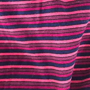 Tecido de veludo listrado vintage para vestuário, tons de rosa e roxo brilhantes, anos 70 e 80, 64 x 60