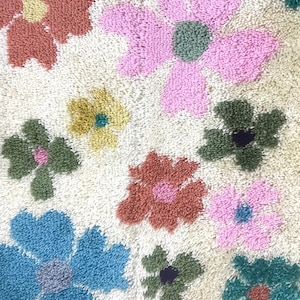 80s 60s Floral Latch Hook Rug, Hippie Flower Rug, Shag Rug, 35&quot; x 30&quot;