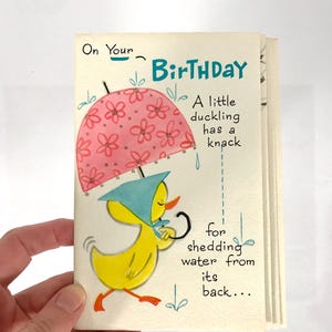 Tarjeta de felicitación de cumpleaños de los años 40 y 50, "Libro", varias páginas, sin usar, con perros caniche y pato, Gibson, hecha en EE. UU., humor sobre la vejez y el envejecimiento.