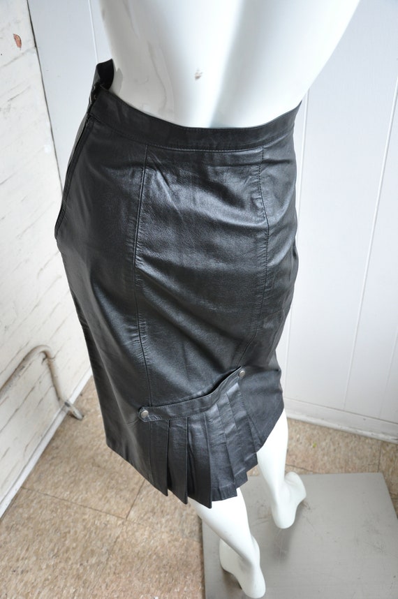 70s 80s Black Leather Skirt w/ Back Pleat, Waist … - image 4