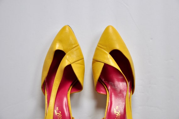 mustard pumps nine west