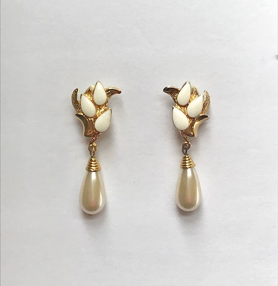 Boucles D'oreilles Clips Vintage En Doré – Style Ancien Et élégant