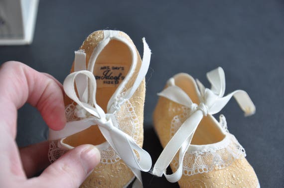 1940s/1950s Ideal Newborn Crib Shoes with Peach-C… - image 6