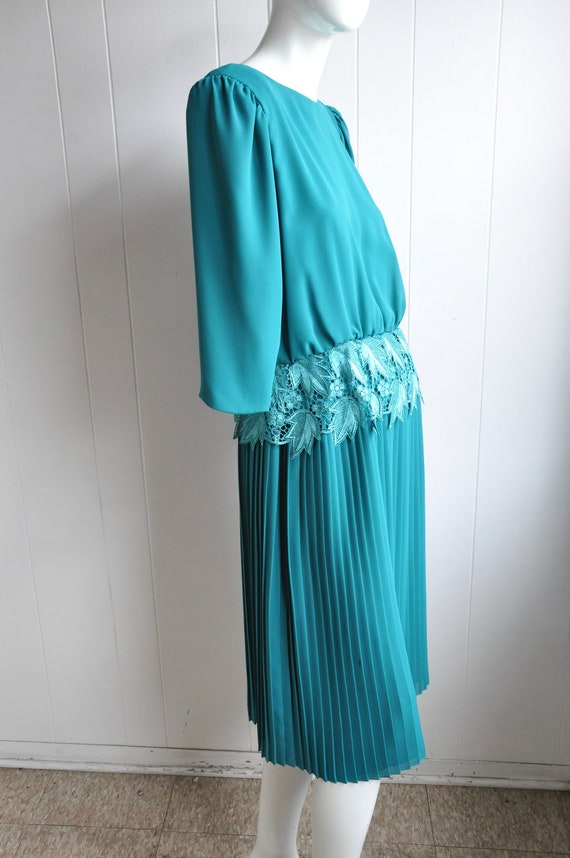 Miss Elliette Green Pleated Dress w/ Lace Waistba… - image 4