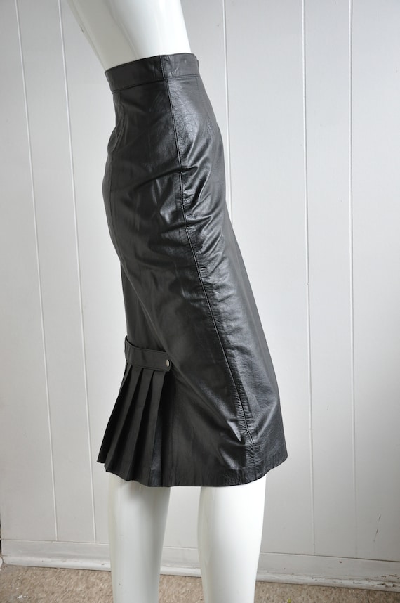 70s 80s Black Leather Skirt w/ Back Pleat, Waist … - image 6