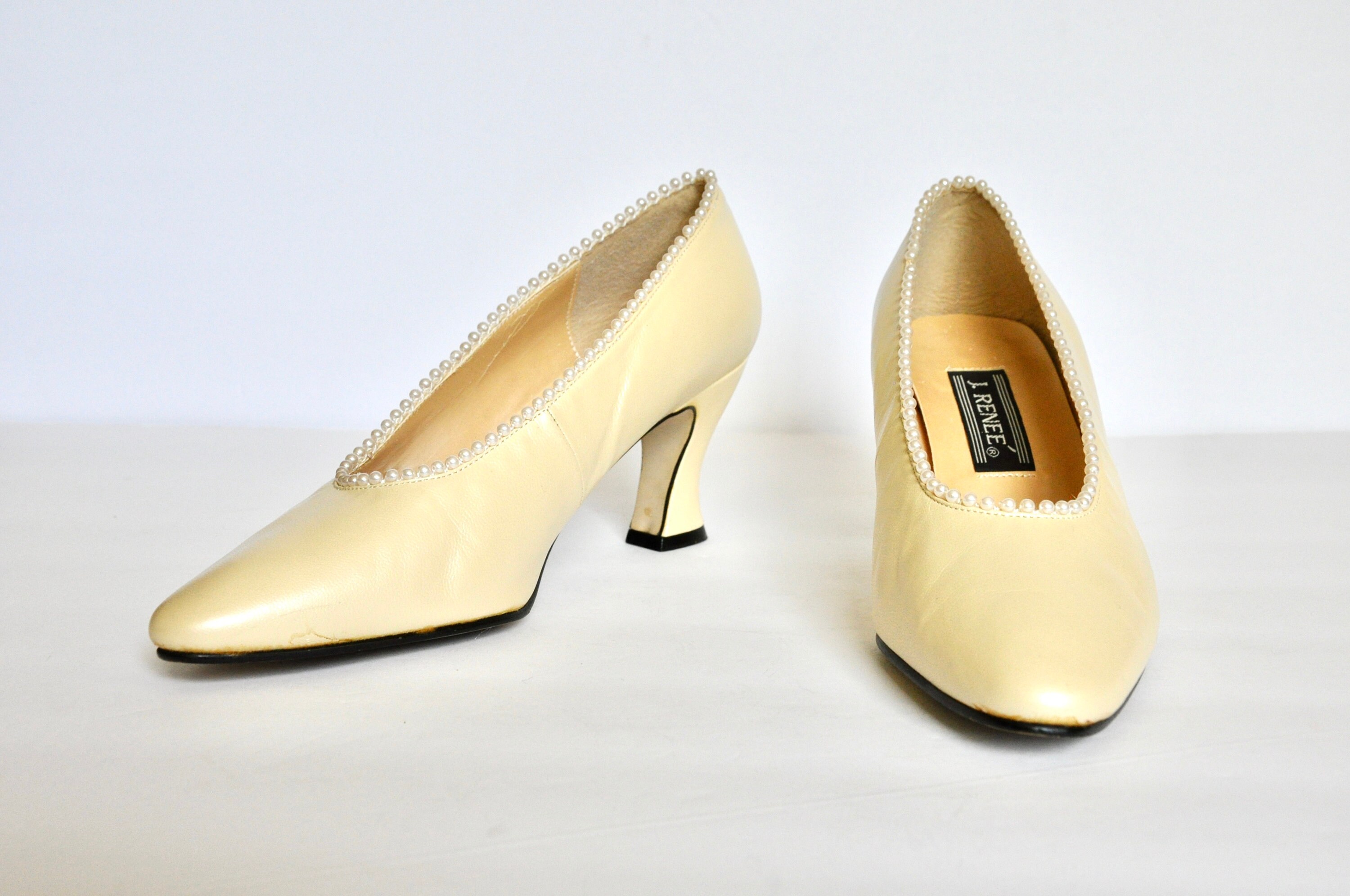 90s Bridal Shoes Cream Leather and Pearl Size 7W Pinup Bride
