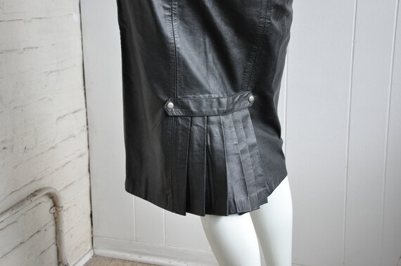 70s 80s Black Leather Skirt w/ Back Pleat, Waist … - image 3