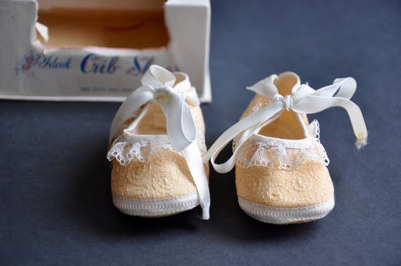 1940s/1950s Ideal Newborn Crib Shoes with Peach-C… - image 3