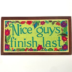 Los chicos buenos de los años 60 terminan el último cartel de cartulina/cartón con punta de aguja, decoración del hogar, arte de pared vintage