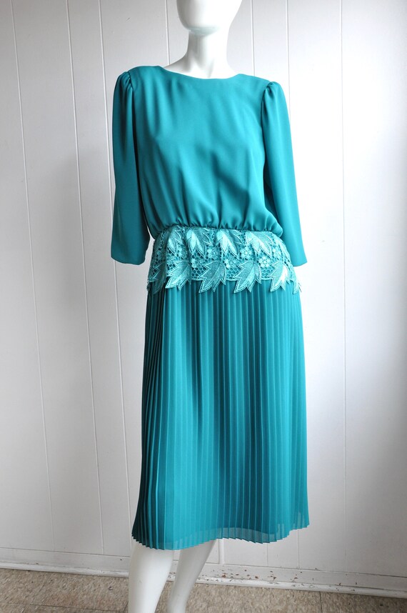 Miss Elliette Green Pleated Dress w/ Lace Waistba… - image 8