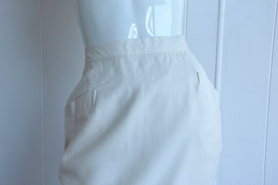 80s Off-white Linen Pencil Skirt w/ Back Buttons,… - image 4