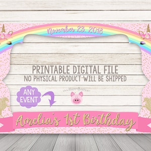 Puede incluir: Marco de cabina de fotos imprimible con fondo rosa y purpurina dorada. El marco presenta un arcoíris y dos unicornios con flores. El texto "Amelia's 1st Birthday" está en la parte inferior del marco.