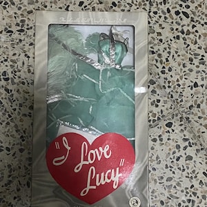 Vintage Franklin Mint “I Love Lucy” Lucy Gets Into Photos Puppenkleid - Kultiges TV Sammlerstück
