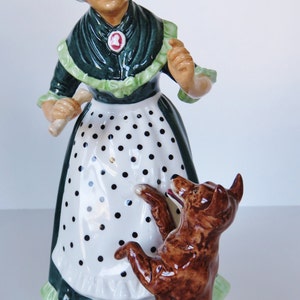 Royal Doulton &quot;Old Mother Hubbard&quot; HN 2314/ Retired