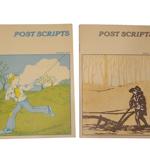 Könnte beinhalten: Zwei Vintage-Magazine "Post Scripts". Die März-Ausgabe 1977 zeigt einen Jungen, der einen Drachen steigen lässt, während die April-Ausgabe 1977 einen Bauern beim Pflügen eines Feldes zeigt. Beide Cover zeigen den Magazintitel in Blau.