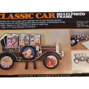 Puede incluir: Marco de fotos múltiple de coche clásico. El marco de estilo vintage tiene forma de coche con carrocería marrón y adornos dorados. Contiene varias fotos y mide 19 cm de alto y 32 cm de parachoques a parachoques.