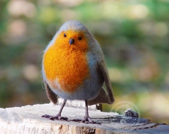 Needle felted bird. Needle felted animal. Little bird. Robin bird. Miniature. Wool Sculpture.