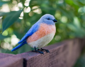 Figura de pájaro azul hecha de fieltro con aguja: escultura de lana realista