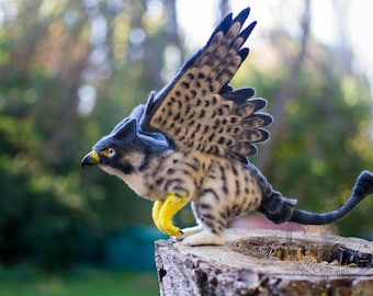Grifone in feltro ad ago, falco pellegrino: statuetta di lana raffigurante un animale fantasy