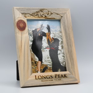 Longs Peak 14er souvenir 5x7 vertikal fotoram, lasergraverad och handgjord av hållbart skogsodlad tall från Beetle Kill.