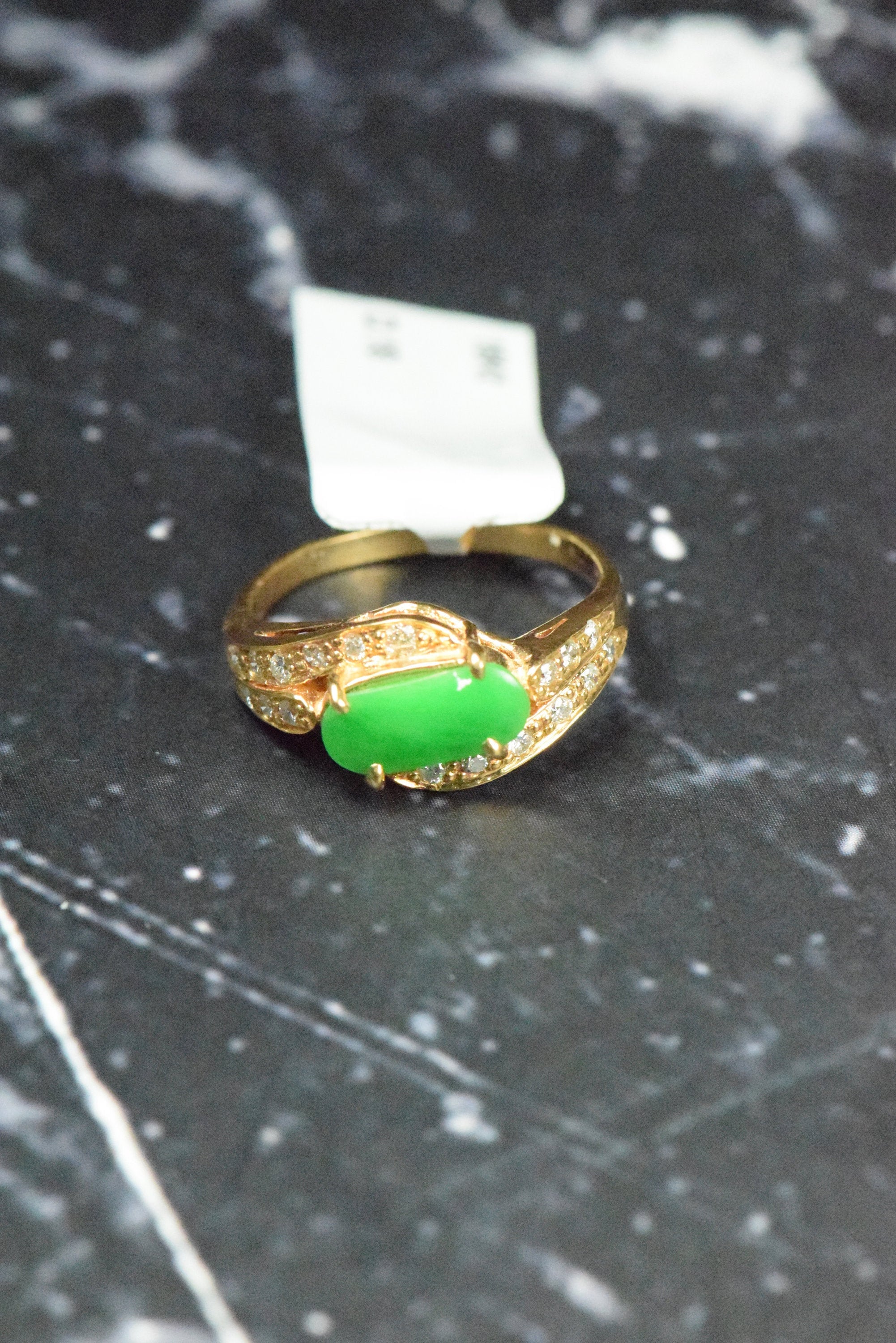 18Kイエローゴールド天然オーバルカット翡翠とダイヤモンドリング