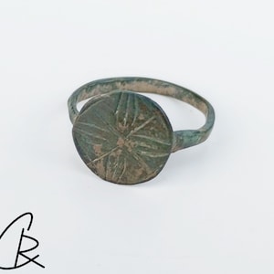 古代のオリジナルの中世のジュエリー、キエフ大公国、中世の指輪、青銅の指輪、古い指輪、工芸品、花のモチーフ、希少。