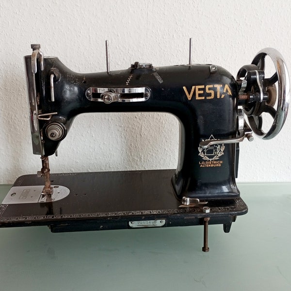 Antike Vesta-Nähmaschine, Dekoration, Werkstattinstallation, alte Mechanik, Sammeln.