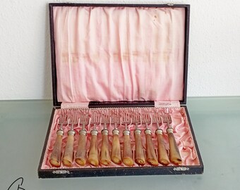 Ensemble de onze fourchettes de table vintage avec manche en os, vieilles fourchettes de table dans une boîte.