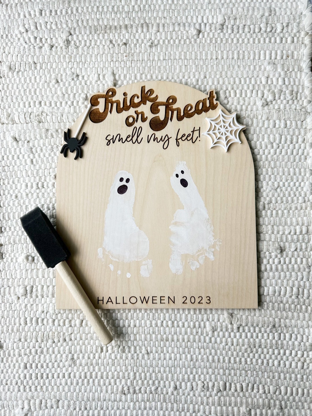 Baby's First Halloween Keepsake Sign 2025 - Wooden Footprint/Handprint Board With Pen, Trick Or Treat Smell My Feet, Newborn Gift