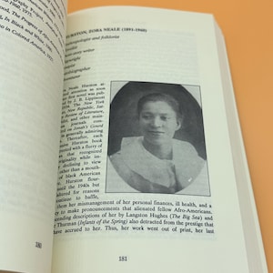 Pu&ograve; includere: Un set di tre tazze in ceramica con una glassa screziata color crema. Ogni tazza presenta un diverso disegno dipinto a mano: una foglia blu e verde, un fiore giallo e una bacca rossa. Le tazze hanno un design semplice e moderno.