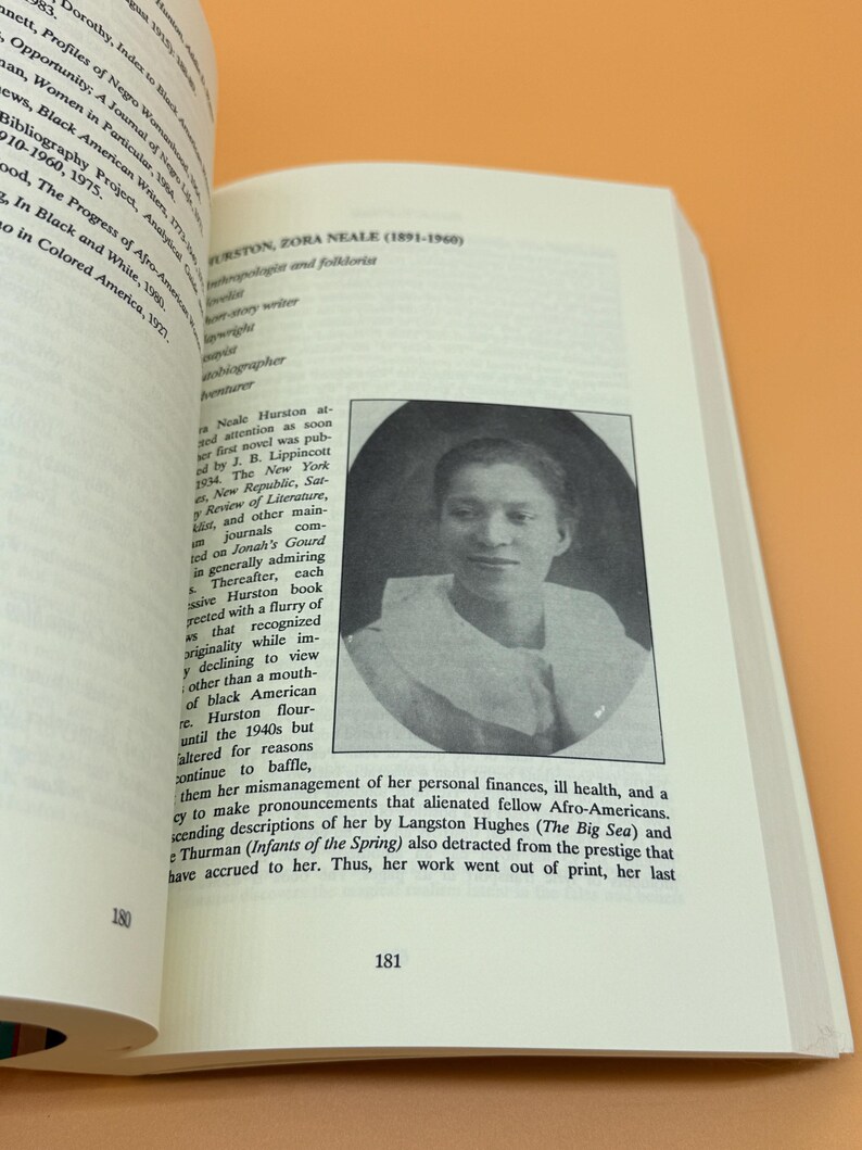 Pu&ograve; includere: Un set di tre tazze in ceramica con una glassa screziata color crema. Ogni tazza presenta un diverso disegno dipinto a mano: una foglia blu e verde, un fiore giallo e una bacca rossa. Le tazze hanno un design semplice e moderno.