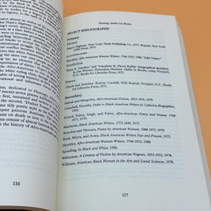 Pu&ograve; includere: Un set di tre tazze in ceramica con finitura opaca e macchiettata. Le tazze sono nei toni del crema, grigio chiaro e grigio scuro. Ogni tazza ha un design semplice e minimalista, perfetto per caff&egrave; o t&egrave;.