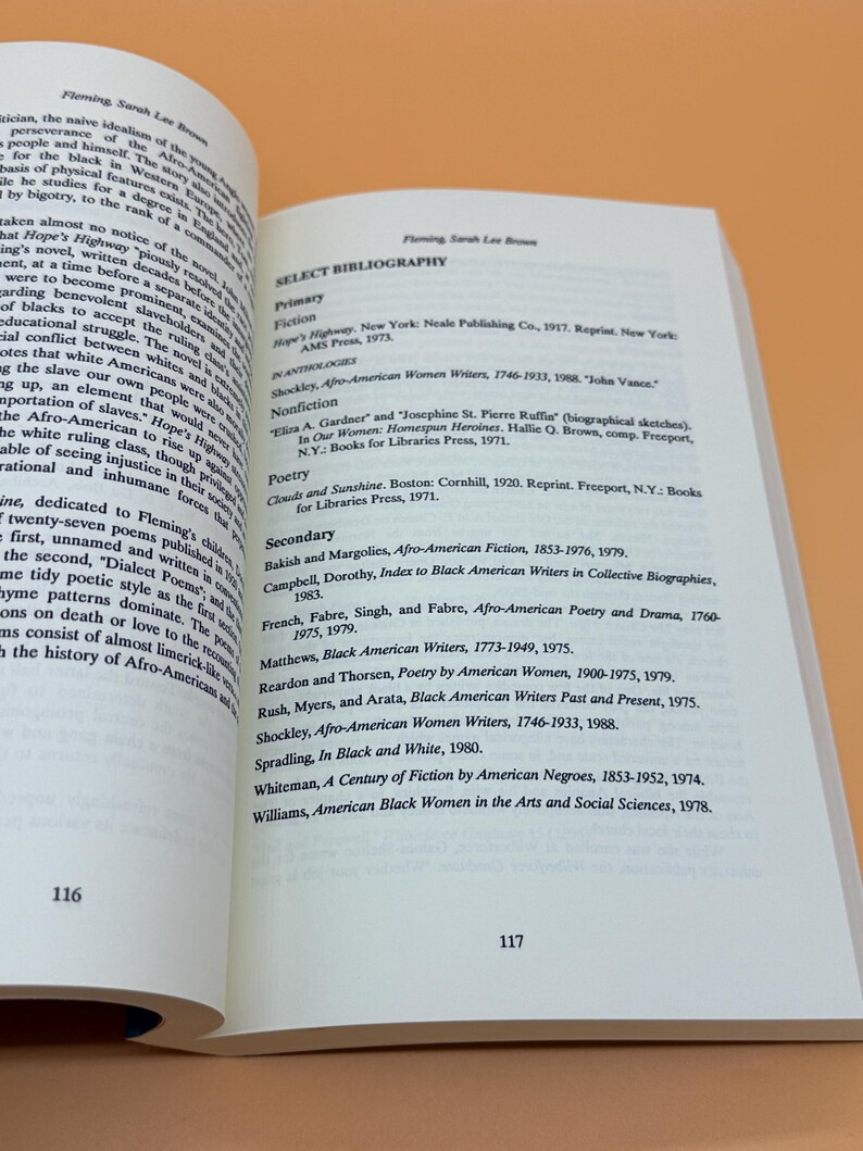 Pu&ograve; includere: Un set di tre tazze in ceramica con finitura opaca e macchiettata. Le tazze sono nei toni del crema, grigio chiaro e grigio scuro. Ogni tazza ha un design semplice e minimalista, perfetto per caff&egrave; o t&egrave;.