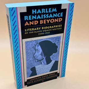 Pu&ograve; includere: Una tazza di ceramica bianca con manico nero e la scritta "But First, Coffee" in stile scritto a mano. La tazza &egrave; su una superficie bianca. La tazza &egrave; alta 10 cm.