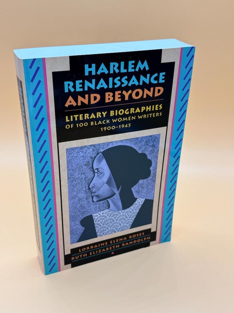 Pu&ograve; includere: Una tazza di ceramica bianca con manico nero e la scritta "But First, Coffee" in stile scritto a mano. La tazza &egrave; su una superficie bianca. La tazza &egrave; alta 10 cm.